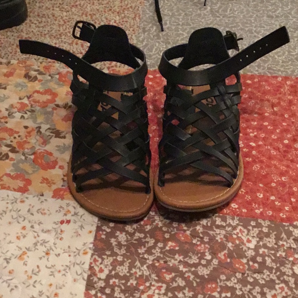 Black sandals with buckle.